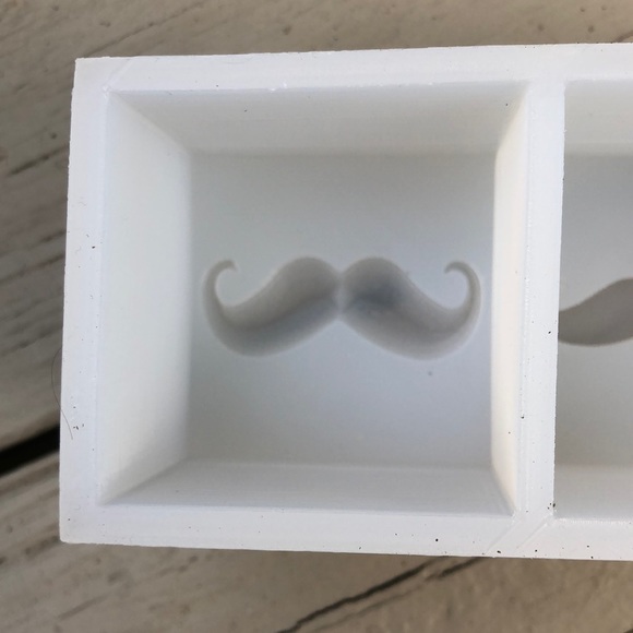 New Honest Ice silicone mustache ice cube mold / tray - Picture 8 of 13